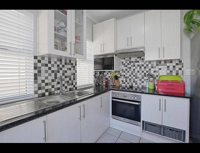 3 BEDROOM TOWNHOUSE FOR SALE IN BURGUNDY ESTATE